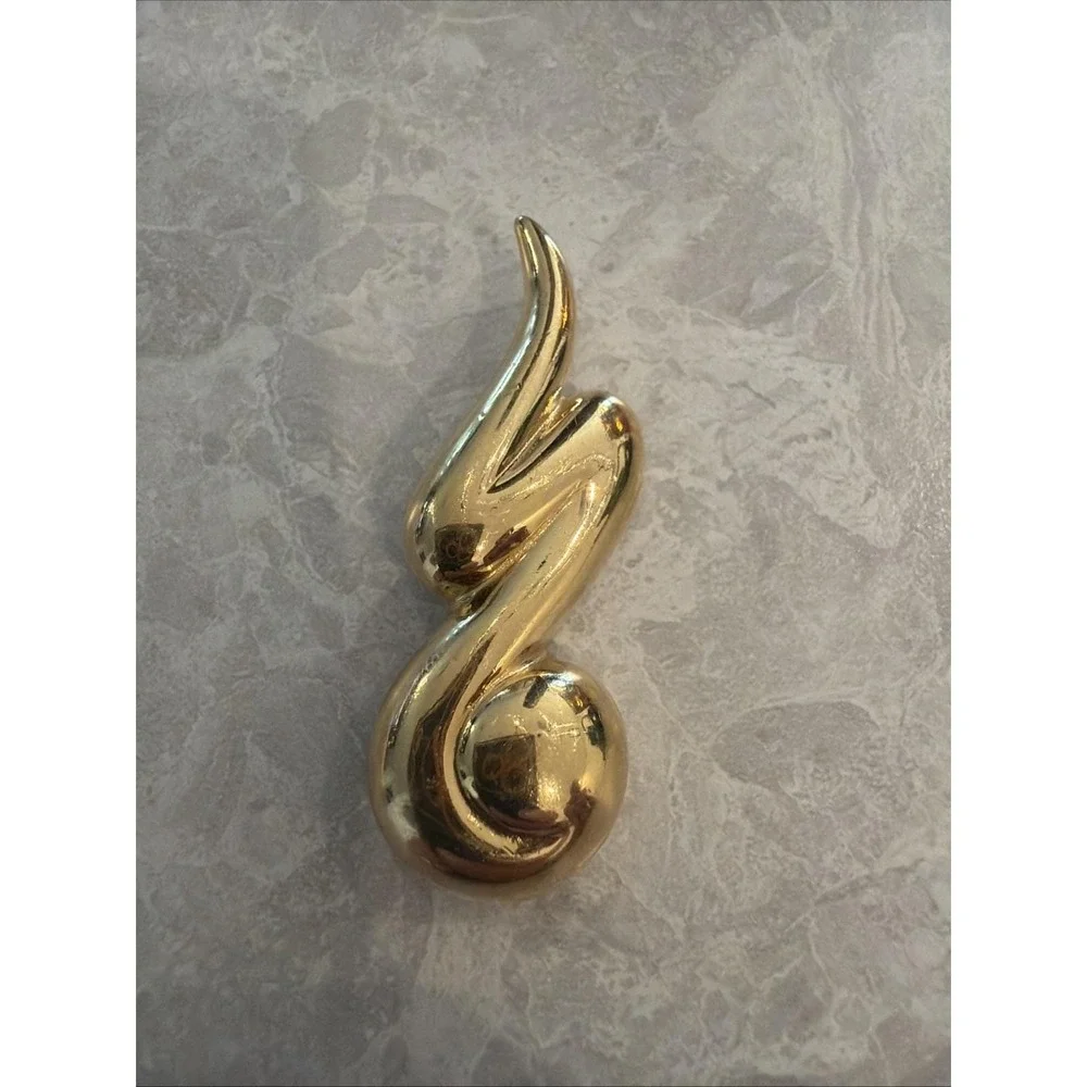 1980S Gold Tone Vintage Brooch with an abstract modernist swirl shape